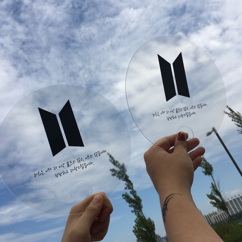 Runeli_'s tweet photo. #팬포유 진짜예뻐요ㅠㅠㅠ 투명인데 오늘 비오기 전 하늘이랑 너무 잘어울려요ㅠㅠ 무료나눔 감사합니다ㅜㅜㅜ https://t.co/H1r0x3v4Mf