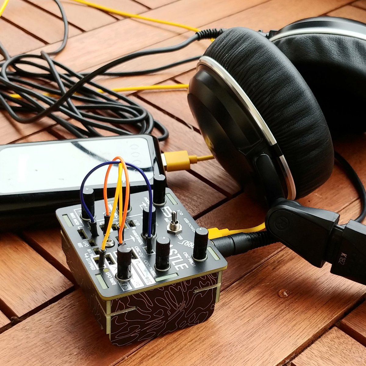 stiefkind's tweet image. So, let the journey begin: my very first analog synthesizer, and it already makes some bleeps 😃 It&apos;s a Kastle 1.5 by @bastlinstrument. #analogsynthesizer  #analogsynth