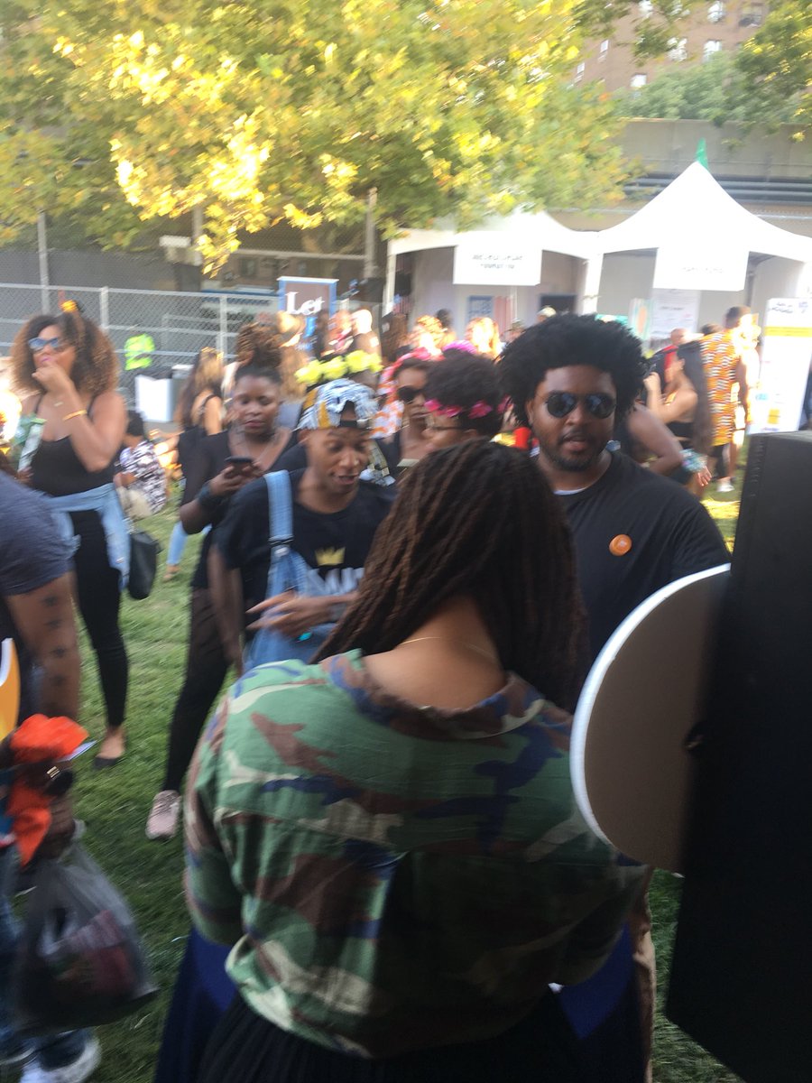 Great day 1 <a href="/afropunk/">AFROPUNK</a> in the BK! We are amp’d &amp; ready with our limited addition Fest gifts! 1st come 1st serve today near the main stage/activism row. Come see us @ #Arraypunk &amp; get ur bag while it last. Thx <a href="/QueenSugarOWN/">Queen Sugar</a> <a href="/vernonfrancois/">VERNON FRANÇOIS</a> @DamoneRoberts @Twitter &amp; @ava! #weready