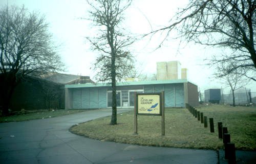 The Cleveland #Aquarium, exterior Entrance (1986). Source: @Cleve_Memory @thiswascle @EncyCle_ #ThisWasCle #Clevelandohio #cuyahoga #clegram  #clevelandhistory #lostcleveland #vintage #retro #cle #scarycreatures #fish #reptiles