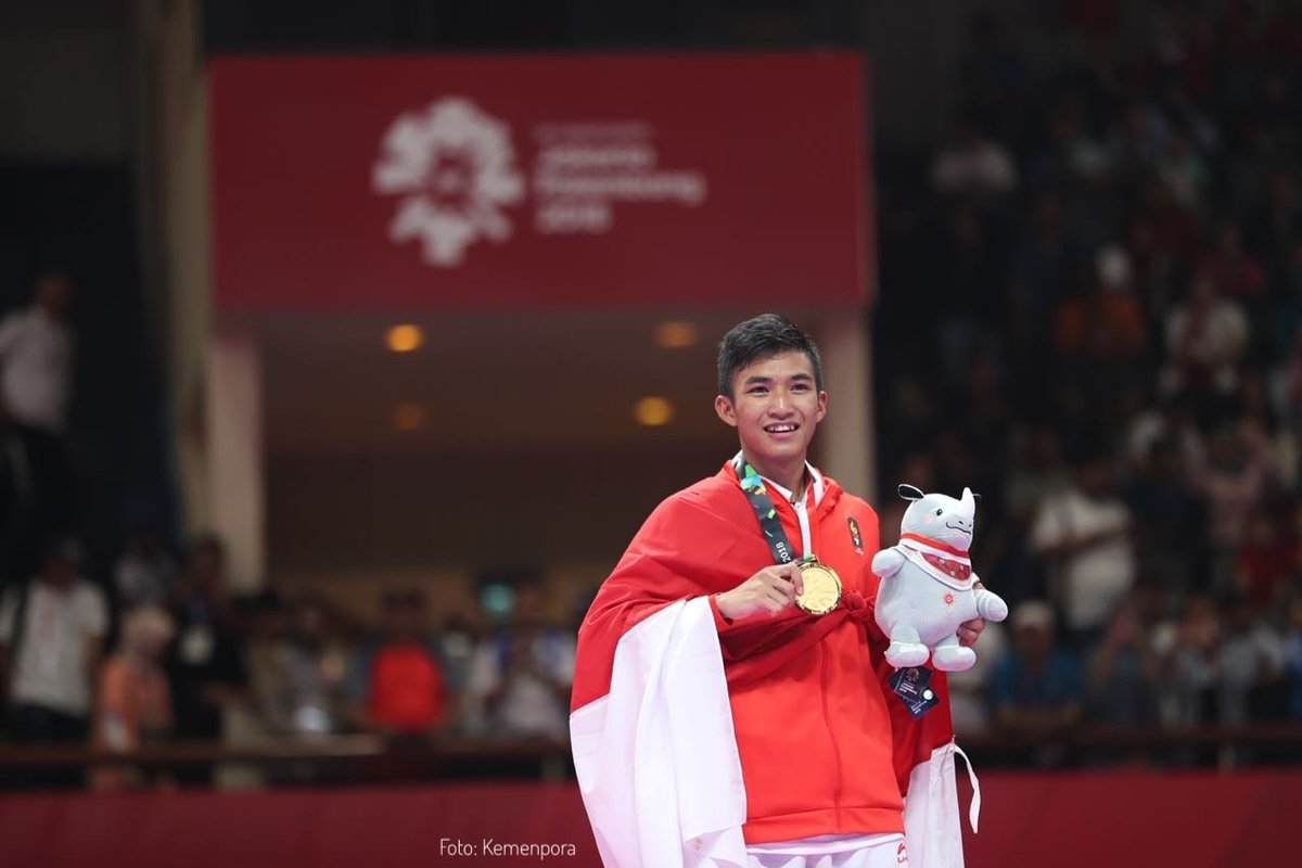 Berhadapan dengan Amir Mahdi Zadeh, karateka Iran juara dunia tiga kali dan peraih emas di Asian Games 2014 Incheon, Rifki Ardiansyah Arrosyiid tak gentar. Rifki mengalahkan Amir di final karate nomor kumite 60 kg siang tadi.

Medali emas Rifki untuk Indonesia. Selamat.