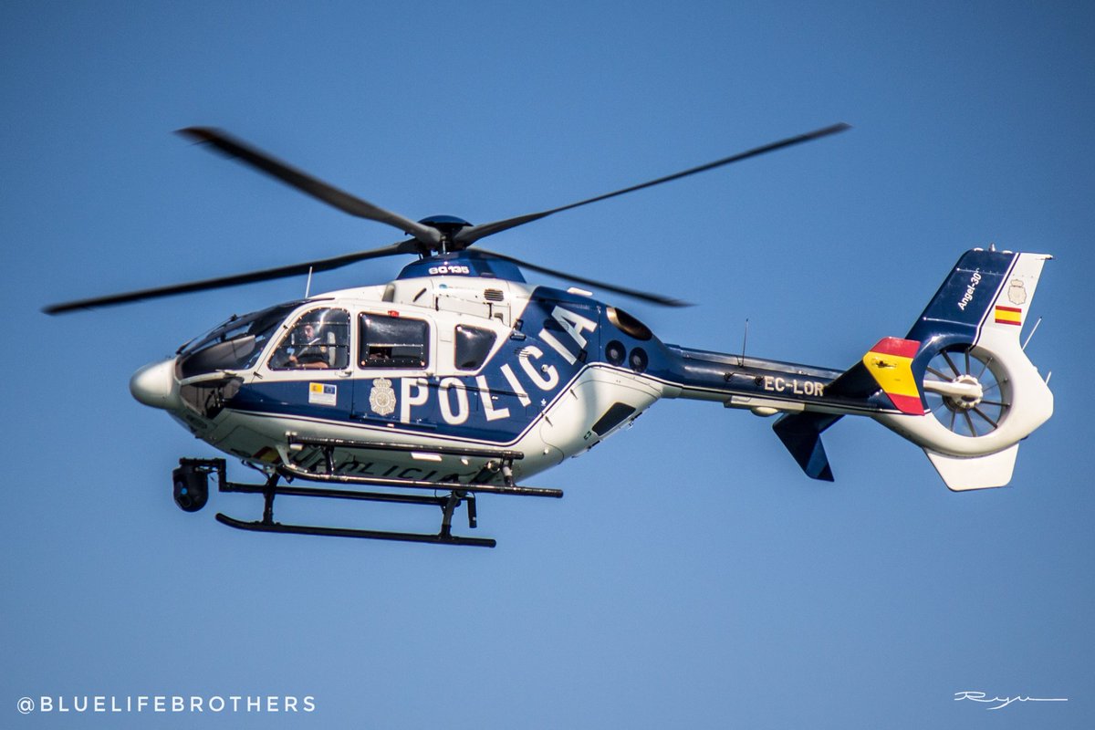 Magnífica  instantánea dando seguridad en la #vueltaciclistaespaña 🇪🇸🔵⚫🔵 #BlueLifeBrothers #caminamosjuntos #vueltaciclista  #malaga #marbella #equiparacionya #serviryproteger #condor #somoshermanos #somospolicias #guardiacivil #CNP #Policia #pulserasblb #pulseracopernico