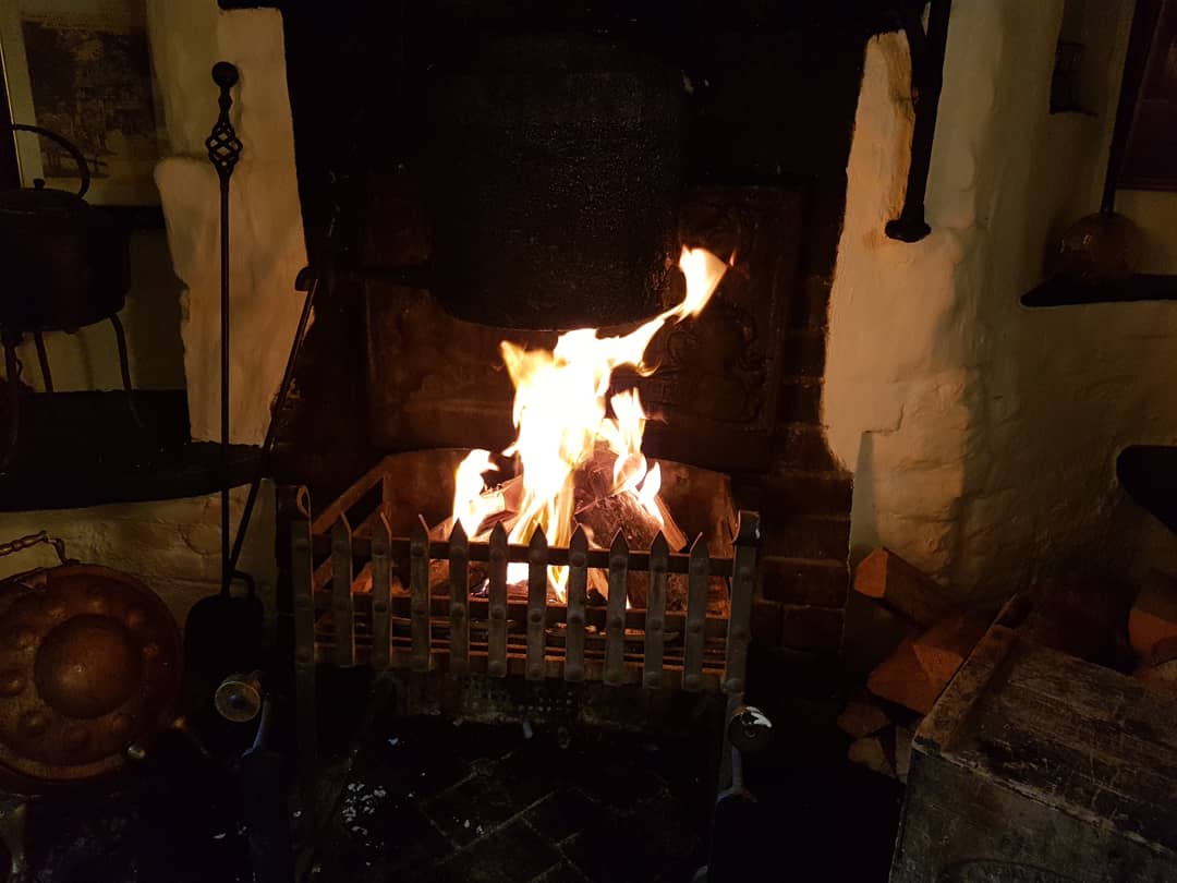 Summer is officially over, but don't let that stop you coming up for a cosy Sunday dinner!🔥🍽 #fullers #hampshirecountrypub #fullerskitchen #fire #redlion