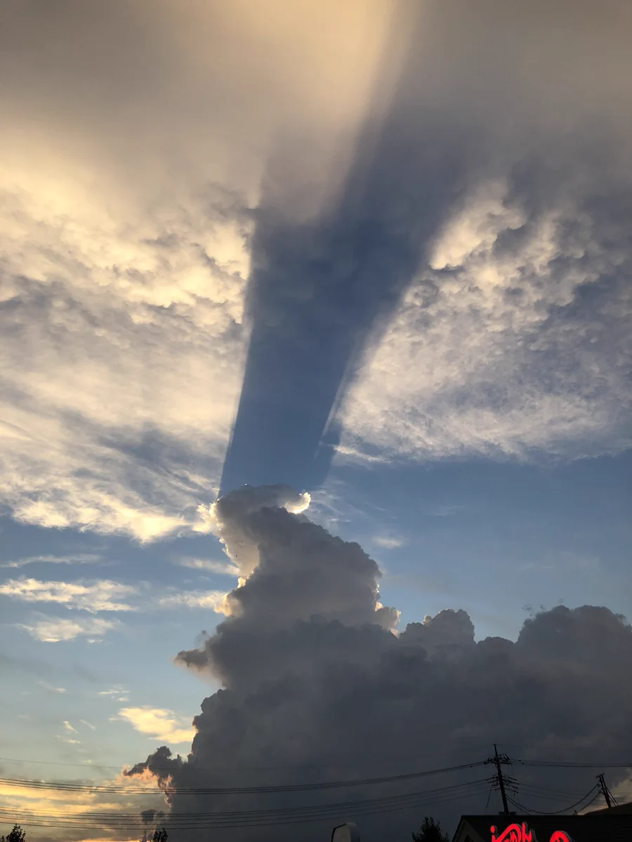 なんだこれ・・・世界が滅んでもおかしくないような雲！！！
