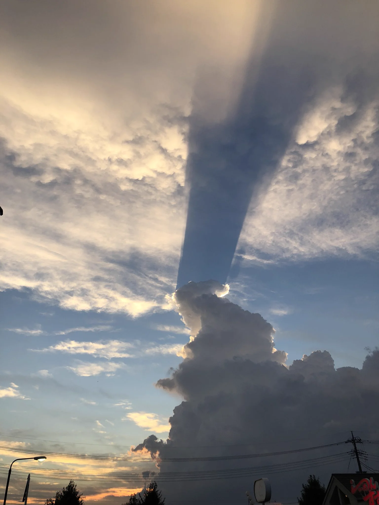 なんだこれ・・・世界が滅んでもおかしくないような雲！！！