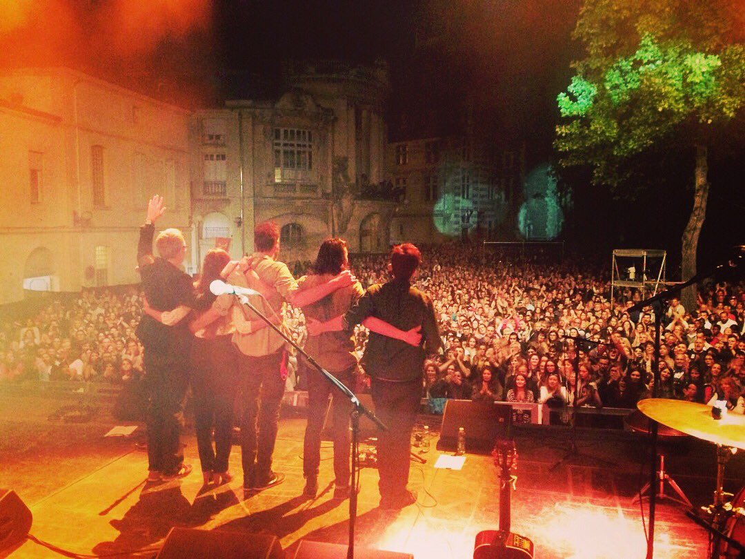 Alioseofficiel's tweet photo. Vous étiez des milliers pour cette dernière date de l'été en France! Un ÉNORME merci!! C'était magique! Et merci aussi aux organisateurs du #pruneaushow ! #happy #live #bestteamever #ontheroadagain 😍 https://t.co/JsTAD5LFOS