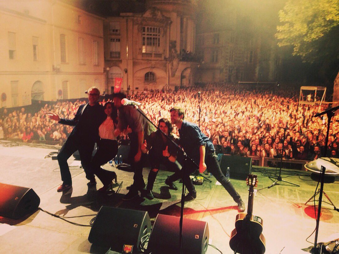 Alioseofficiel's tweet photo. Vous étiez des milliers pour cette dernière date de l'été en France! Un ÉNORME merci!! C'était magique! Et merci aussi aux organisateurs du #pruneaushow ! #happy #live #bestteamever #ontheroadagain 😍 https://t.co/JsTAD5LFOS