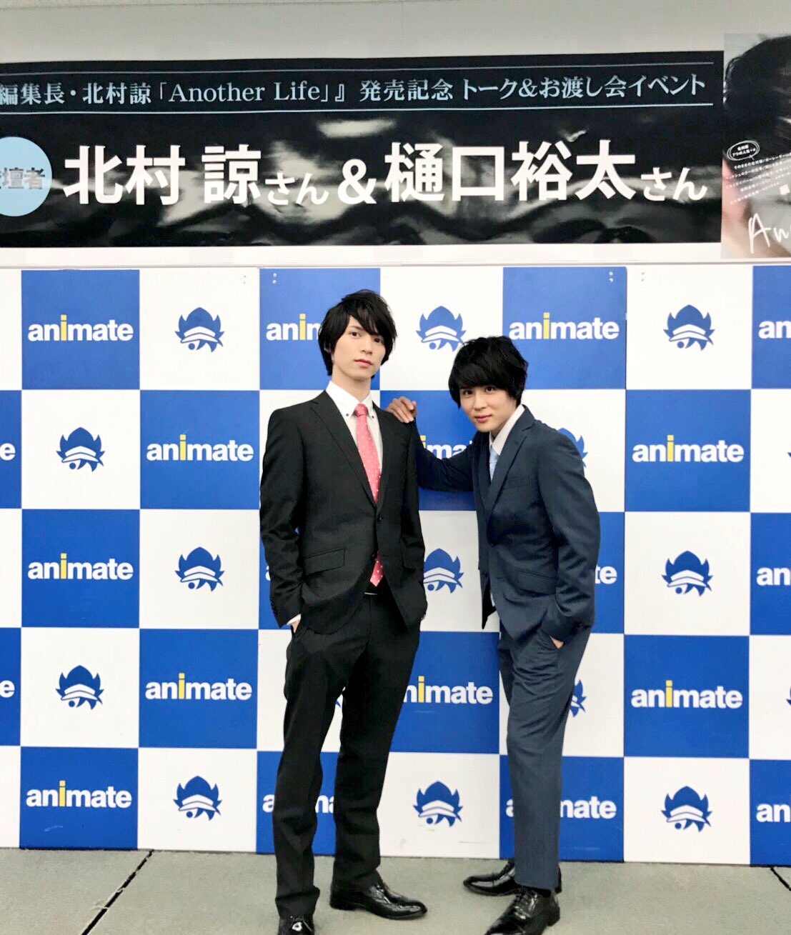 樋口 裕太 暑い中 北村編集長発売イベント 1部2部ありがとうございました 2人の仲の良さが出たイベントになったなっと スカイダイビングのページとdvd 沢山見てくださいね スーツ姿 新鮮ですね どーですか まるでサラリーマンの休憩