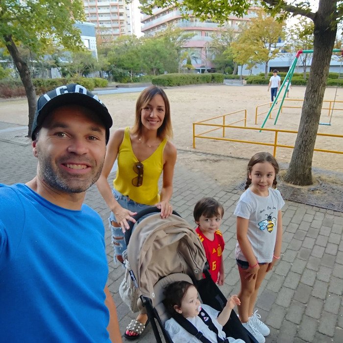 デジサカ 画像 イニエスタの奥さんがインスタをアップ 家族で公園を散歩 いい雰囲気www T Co Hch8pwxwtw T Co 2g97exkv3n Twitter