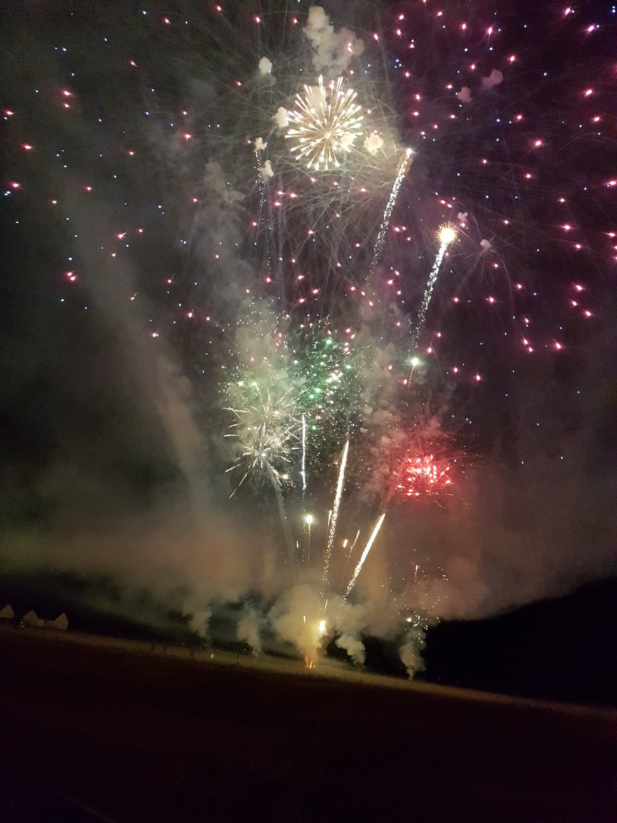 C_Marchand_Pro's tweet photo. Très joli feu d'artifice champêtre, hier soir à #Miserey, à l'occasion du 40e anniversaire de la 1ere traversée de l'Atlantique nord en ballon #Aérostiers https://t.co/DwAWzHnX4v