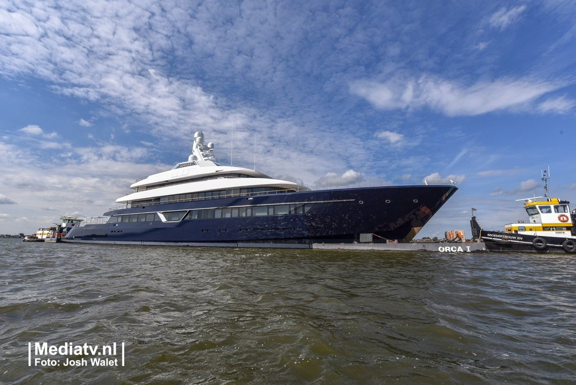 Megajacht Lonian, die op transport is naar Rotterdam, is inmiddels op het Braassemermeer bij Rijnsaterwoude.