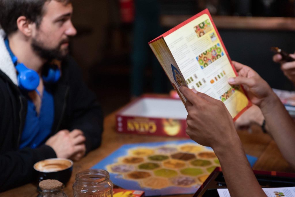 storks070's tweet image. Terwijl de regen gisteren uit de hemel stortte, was het bij Hometown Coffee heerlijk droog. Met een goede kop koffie, live muziek van Banty Holler en een boek of bordspel, mocht die regenbui wel eeuwig duren. Bedankt voor jullie komst!