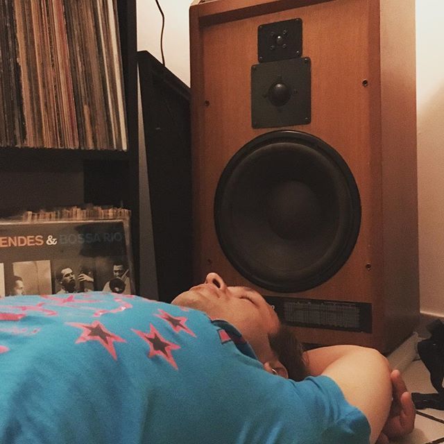 vidaemvinil's tweet photo. Começou o domingo.
.
.
.
Foto: @janbalanco
.
.
.
#vidaemvinil #discosdevinil #discoécultura #discos #vinil #lps #discosdevinilo #vinilo #records #vinyl #vinylrecords #1press #vinyligclub #vinylcollection #sergiomendes #bossario #lando #landolbk312 https://t.co/bimewE8KGN https://t.co/v5cehYHEaj