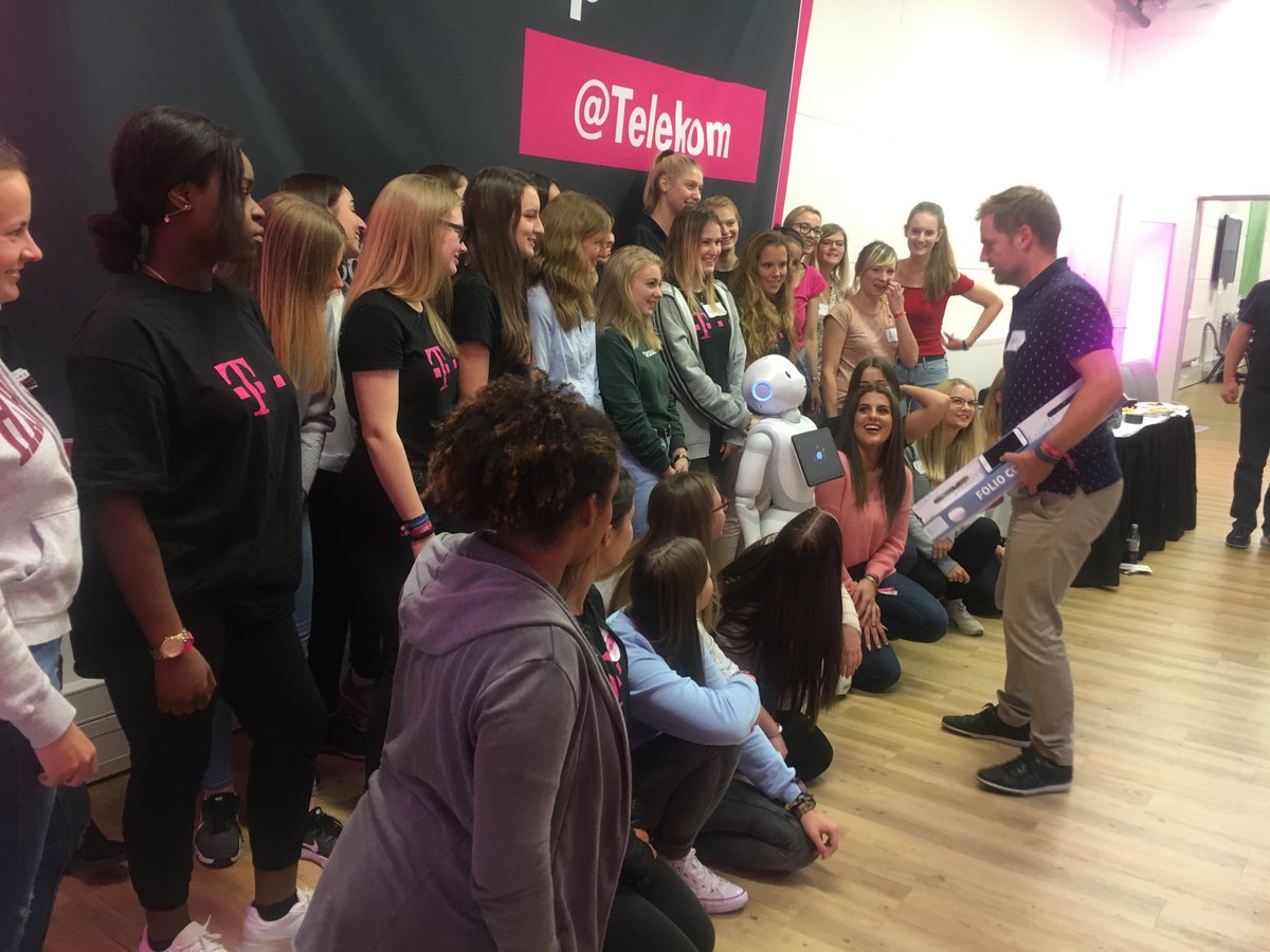 codeunddesign's tweet image. Tech-Stars der Zukunft: Mädels und Roboter auf dem #codedesign Telekom-Camp