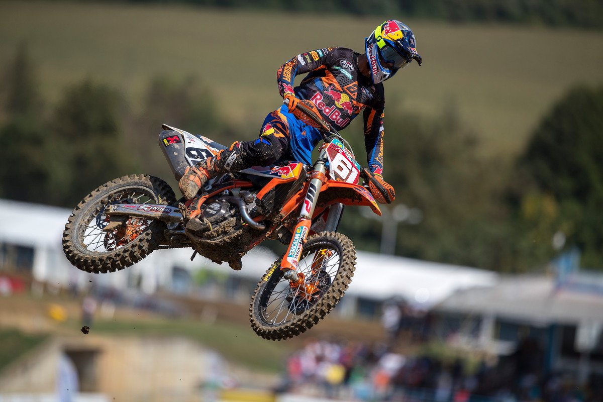 Síiiiiiii, otro Gran Premio ganado y unos puntitos más de ventaja 😀🏆
Yes!!! Another GP win and a bigger points lead 🥇🔴 #MXGPBulgaria