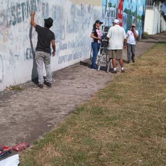 RotaryCachamay's tweet photo. En @Rotarycachamay estamos dando inicio a nuestra parte del mural para la renovación del Paseo Rotario, si quieres colaborar acercarte hoy al paseo rotario con pintura, brocha...y muchas ganas de pintar. Gracias a todos!!! @arte_mio87 @rotarycaroni
#distrito4370 #muralrotario https://t.co/gZ45Qzi7W6