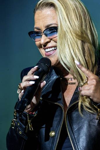 Anastacia >> álbum "Evolution" - Página 12 DlhboreXsAA5cbS