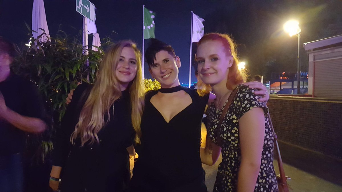 Pandorya (@xpandorya) on Twitter photo Links: Komische Frau, mitte: Die wunderbare Jennifer Pankratz von <a href="/Piranha_Bytes/">Piranha Bytes</a> und rechts die <a href="/Pixelfuechsin/">Pixelfüchsin 🍂</a> mit der ich vor nem Jahrzehnt Lineage 2 in ner Gilde gespielt habe :D. Ich liebe die Branchenparty :D. Links: Komische Frau, mitte: Die wunderbare Jennifer Pankratz von <a href="/Piranha_Bytes/">Piranha Bytes</a> und rechts die <a href="/Pixelfuechsin/">Pixelfüchsin 🍂</a> mit der ich vor nem Jahrzehnt Lineage 2 in ner Gilde gespielt habe :D. Ich liebe die Branchenparty :D.