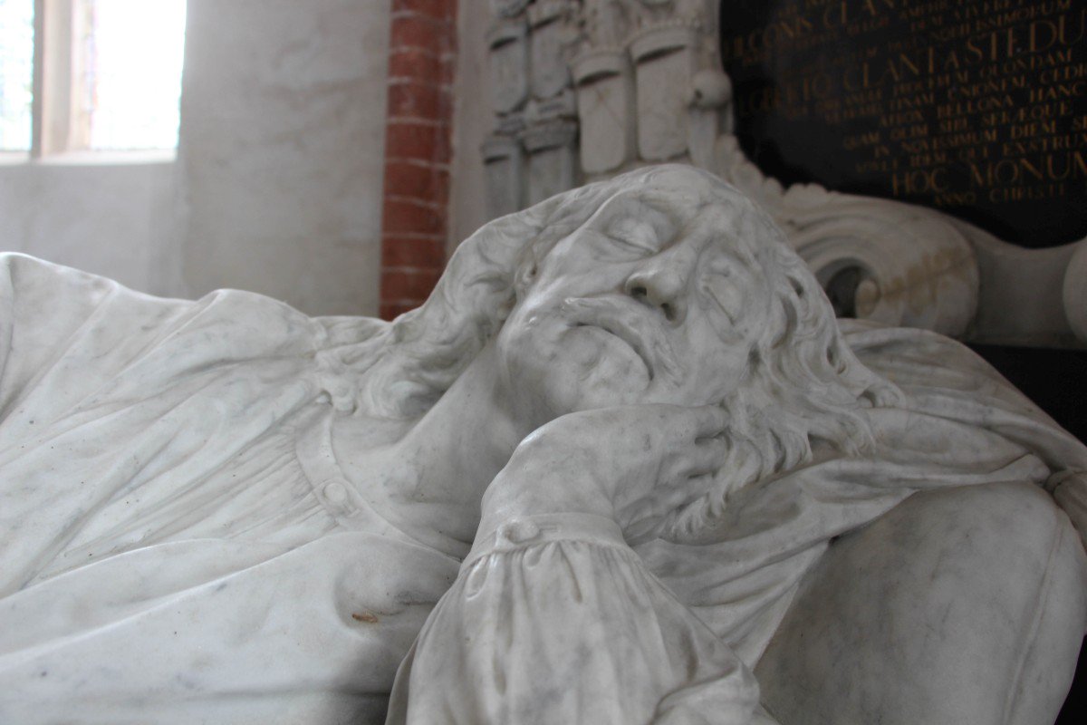 bureaufuneralia's tweet photo. Drie dagen kerken, kerkhoven en begraafplaatsen kijken in Groningen. Elke dag anders, elke dag weer ademloos kijken. #groningerkerken #grootstemuseum https://t.co/d6J4eBCeOS