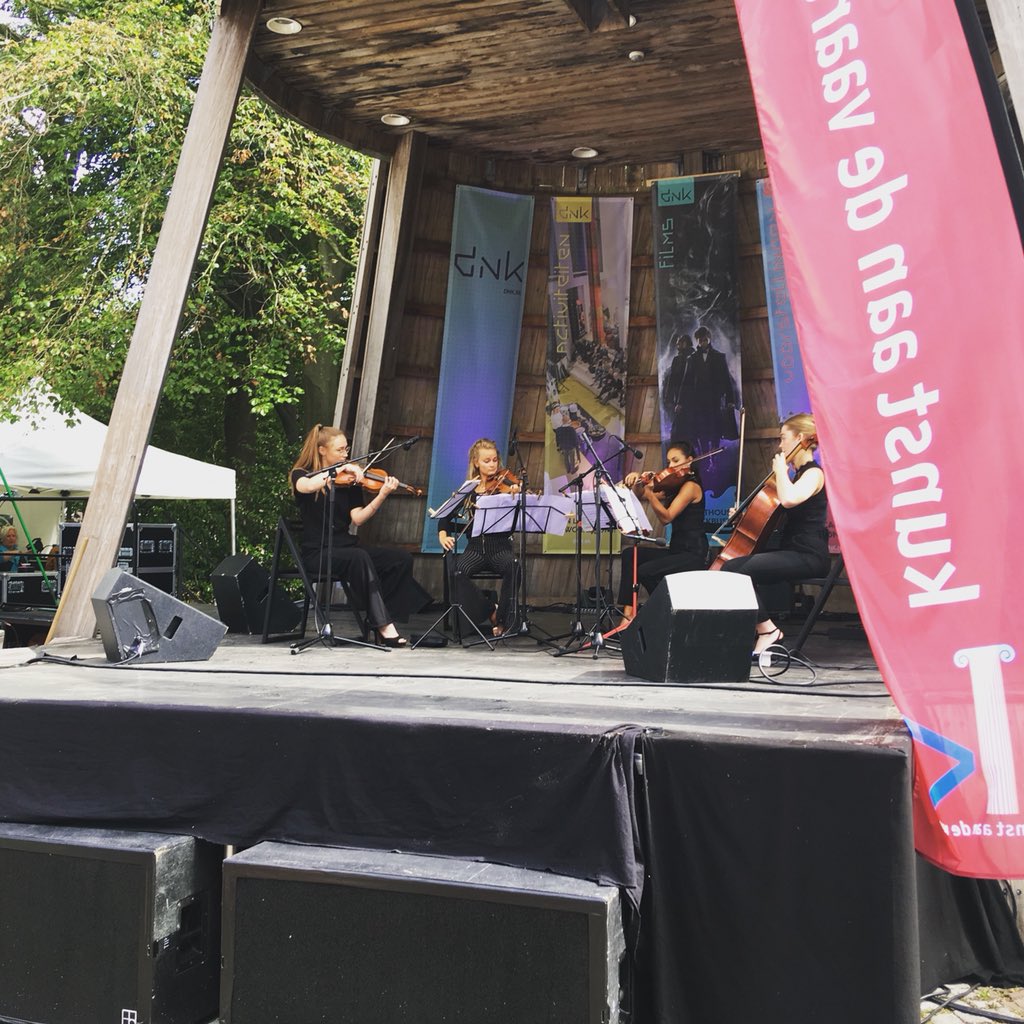 PreuvAssen's tweet photo. Ellen &amp; Eva van de @kunstbendedrent en het Puellae Kwartet van @KunstaandeVaart trappen dag 2 van het @PreuvAssen goed af! #PreuvenementAssen #klassiekemuziek #pop #jongtalent https://t.co/Q9lWTDaT6A