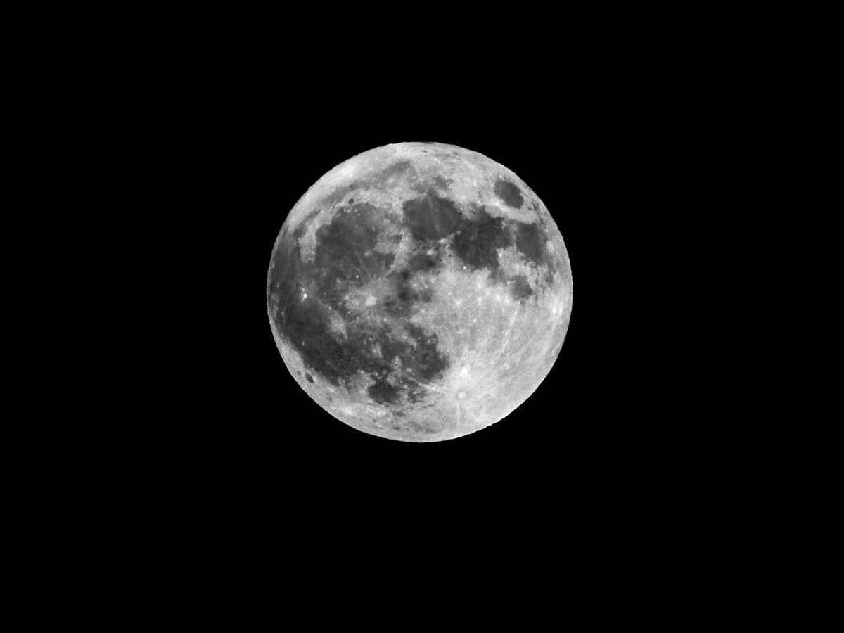 photosjpn's tweet photo. Tonight's spectacular Full Sturgeon Moon over Osaka Bay, Japan! The Indians around the Great Lakes found it the easiest to catch sturgeons during the period of this moon. #CNNiReport #CNNSpace #CNNTravel #space #sky #FullMoon #moon #astronomy #summer #SummerNight #travel https://t.co/9ctK2IqHMu