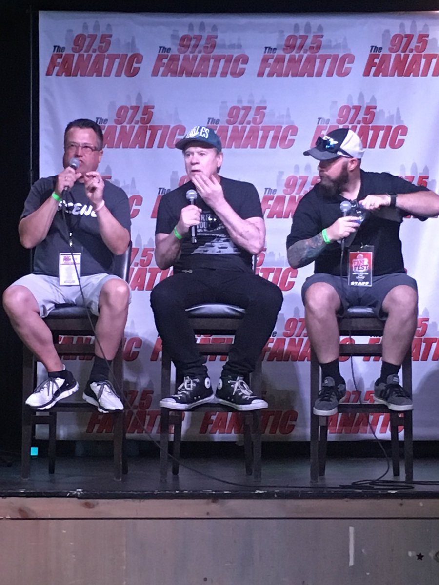Great time at #975FanFest.  Thanks to all of our great listeners/friends!  @975Middays @DavidUosikkinen @jasonmyrt Don’t forget to @DownloadScene