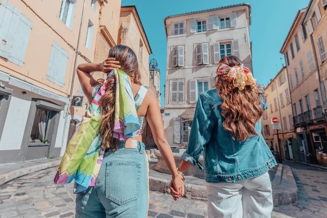 HouseOfMisu's tweet photo. A #scarf for all #seasons. Read about how we work our luscious #shaze scarves and accessories into our looks in #Provence on the website. The scarf really is such a #versatile #accessory easily manipulated to make your look POP!
#misuinprovence #misutravels #misustyle https://t.co/ipveKXGeE7