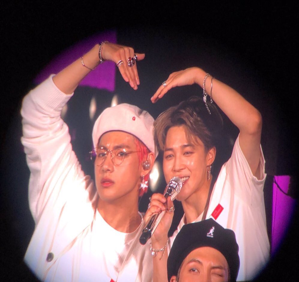 jhoubie3's tweet photo. LOOK AT THEM CJDJS MY VMIN HEART IS CRYING https://t.co/XirL0E0rle