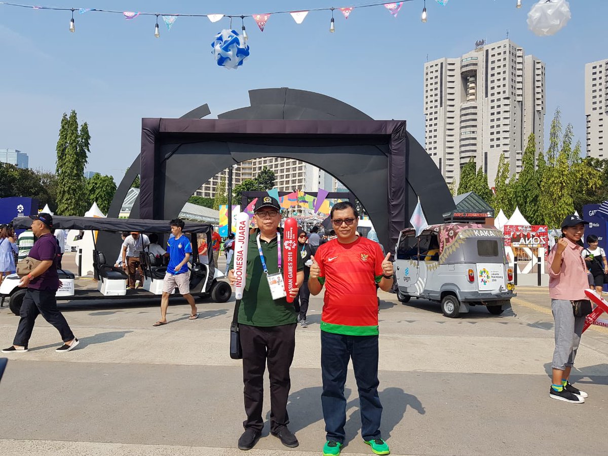 prajurit_ppp's tweet photo. Ditengah kesibukkan sbgai anggota @DPR_RI &amp; Hiruk Pikuk perpolitikn Nasional, Sekjend @arsul_sani &amp; wasekjend @acbaidowi &amp;keluarga,menyempatkn  menonton secara langsung untuk memberikan semangat kpd Atlit kita yg sdg berjuang demi mengharumkan Bangsa #AsianGames2018 #Pilpres2019 https://t.co/cc5InvLF20