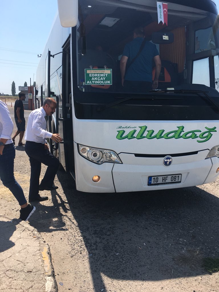 Jeaqueliness's tweet photo. Şu gördüğünüz Uludağ otobüsü kafesteki yavru kedimi otobüse almadı. Sizi şikayet edeceğim dedim. Buyurun edin nereye istiyorsanız dedi muavin ve şoför .Hayvansever olmayan Uludağ otobüsüne binmeyin protesto edin lütfen! https://t.co/WD3V3sYgQ7