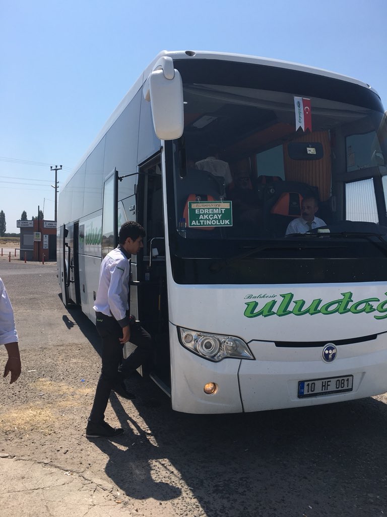 Jeaqueliness's tweet photo. Şu gördüğünüz Uludağ otobüsü kafesteki yavru kedimi otobüse almadı. Sizi şikayet edeceğim dedim. Buyurun edin nereye istiyorsanız dedi muavin ve şoför .Hayvansever olmayan Uludağ otobüsüne binmeyin protesto edin lütfen! https://t.co/WD3V3sYgQ7