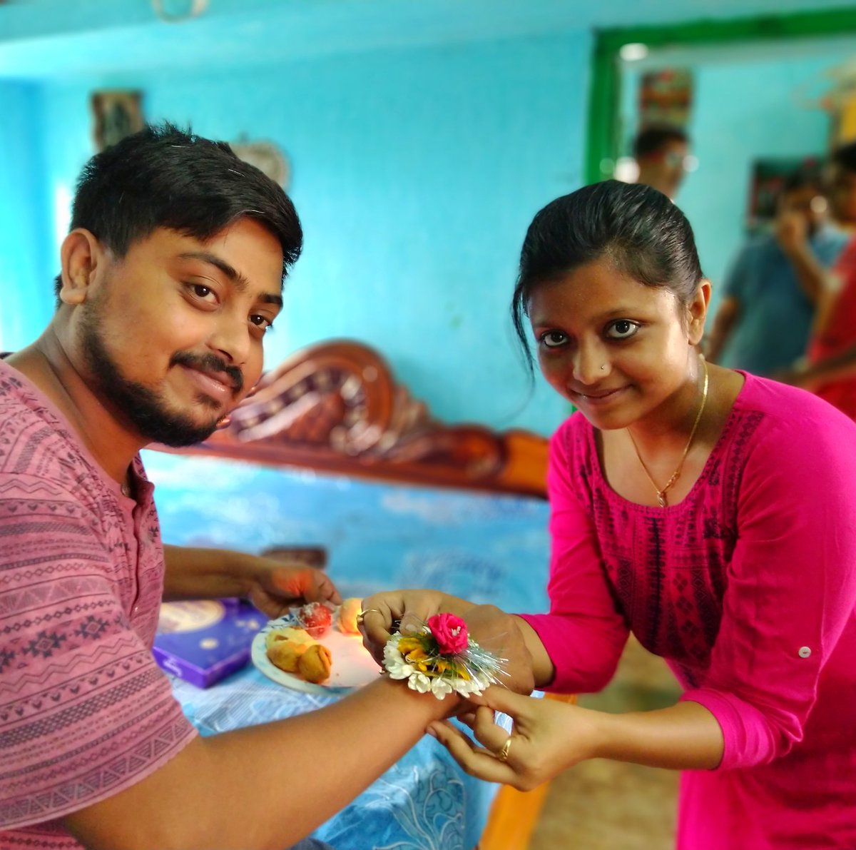 PRNonly4u's tweet image. Phoolon Ka Taron Ka Sabka Kehna Hai Ek Hazaron me meri Behna hai. Here's My Rakhi Moment with My younger sister.  #PicturePerfectRakhi #InFocusSmartphone 

Join in guys 
@sensiblemona 
@stylechicsiya 
@BabuBegOfficial 
@chandan8may 
@ankit_choudhryy