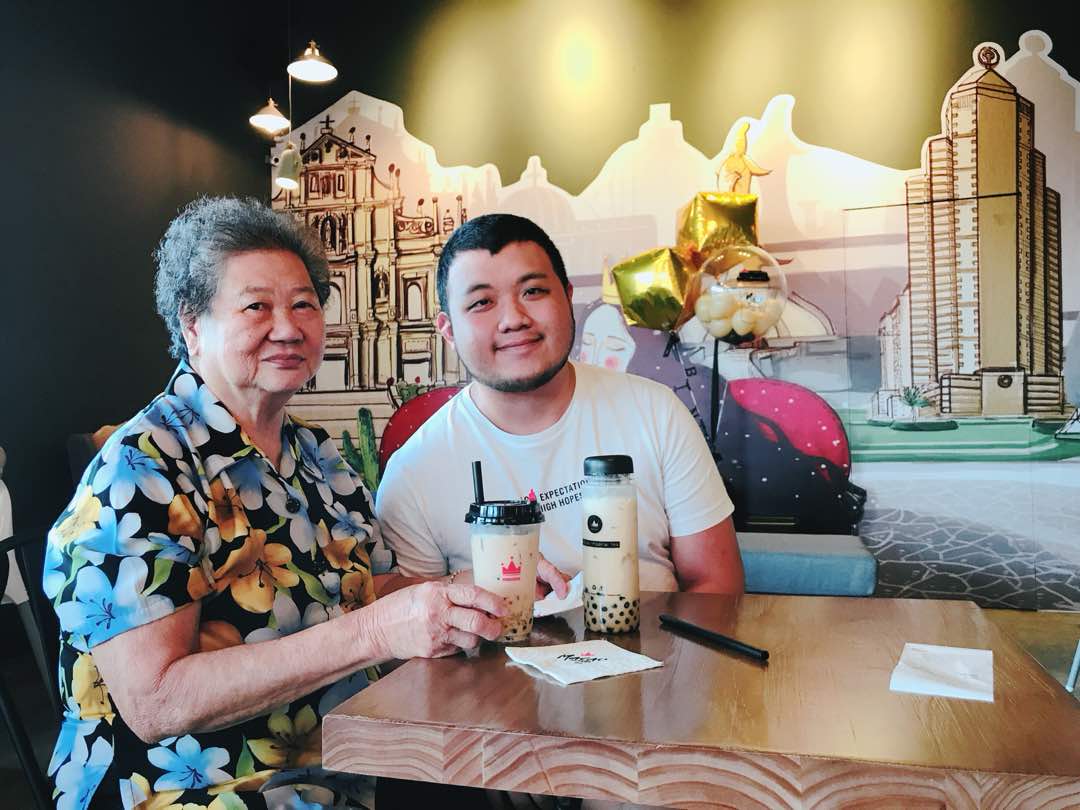 MacaoTea's tweet photo. Many years ago a Grandmother took her Grandson to experience the love for milk tea.
Today it's the Grandson who's returning to share that love for milk tea with his Grandmom.
#macaoimperialtea #bintulu #milktea #granny #用心做好每一杯茶 https://t.co/VsgveudXkW