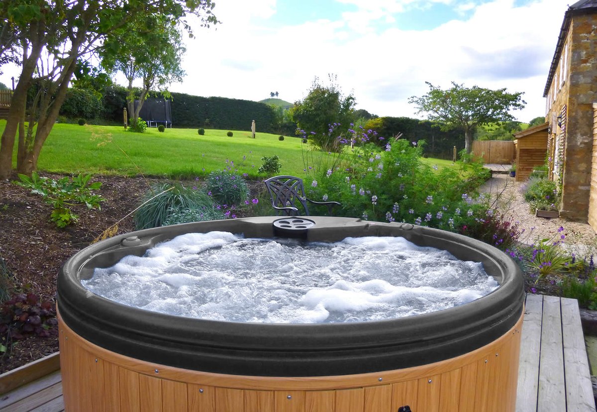 luxehottub's tweet photo. Book now - #Luxe #HotTub Hire from £145 delivered and installed. #LuxeEvents #LuxeEventsCo #HotTubParties https://t.co/h9cnnTZXZ5 https://t.co/IjYEcJCa1o