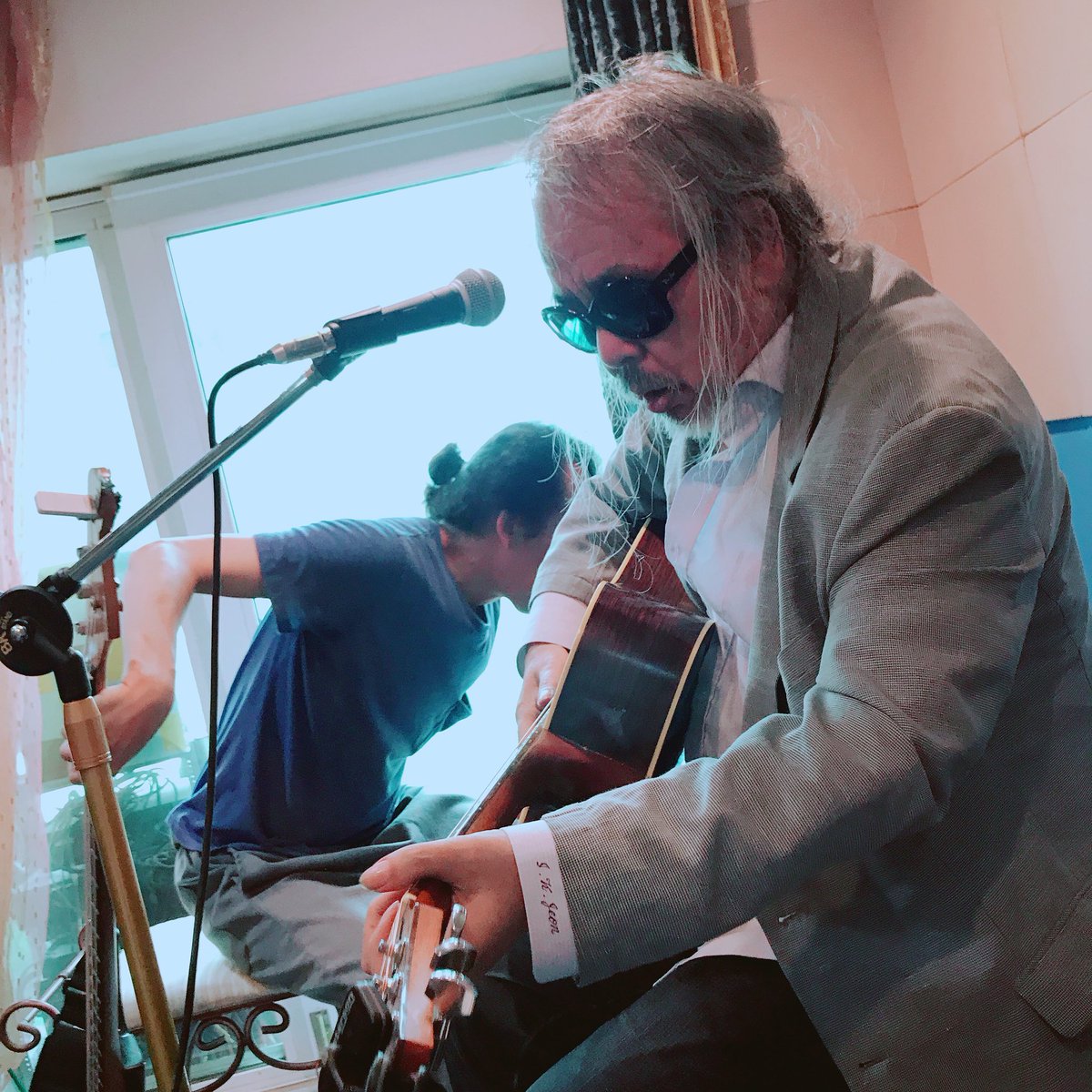 전인권 밴드의 기타를 맡게 되었습니다. 

하라시니 해야죠, 

멋진 무대들로 찾아 뵙겠습니다.