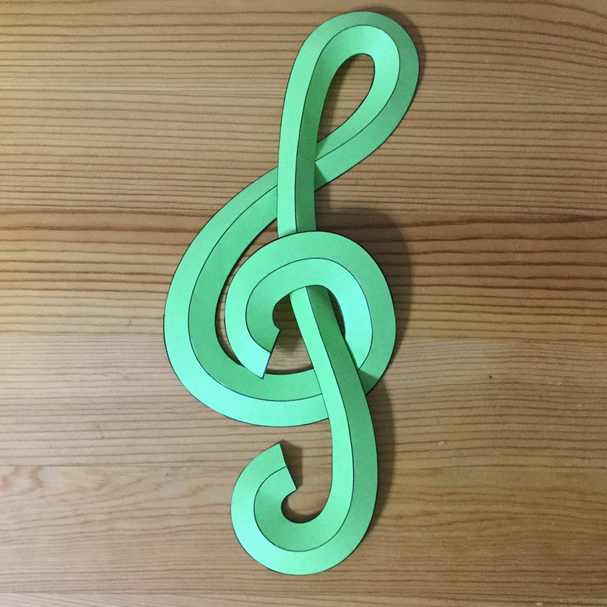 Origami ト音記号 スクリュー 曲線折り紙デザイン 三谷純 著 より 折る前は ト音記号 の形をしていないグニャリと曲がった1本の曲線だったのに 山折りをつけることでカーブがついて ト音記号 になった やっぱり 折り線 黒線 がない