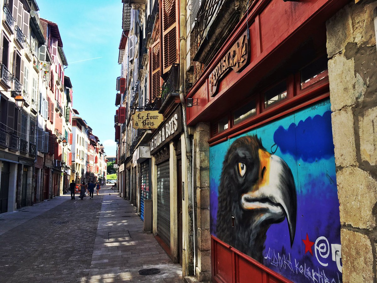 _edestinations's tweet image. The medieval streets of Bayonne are well worth a stroll around. A city proud of its basque heritage and independent spirit #bayonne #basque #travel