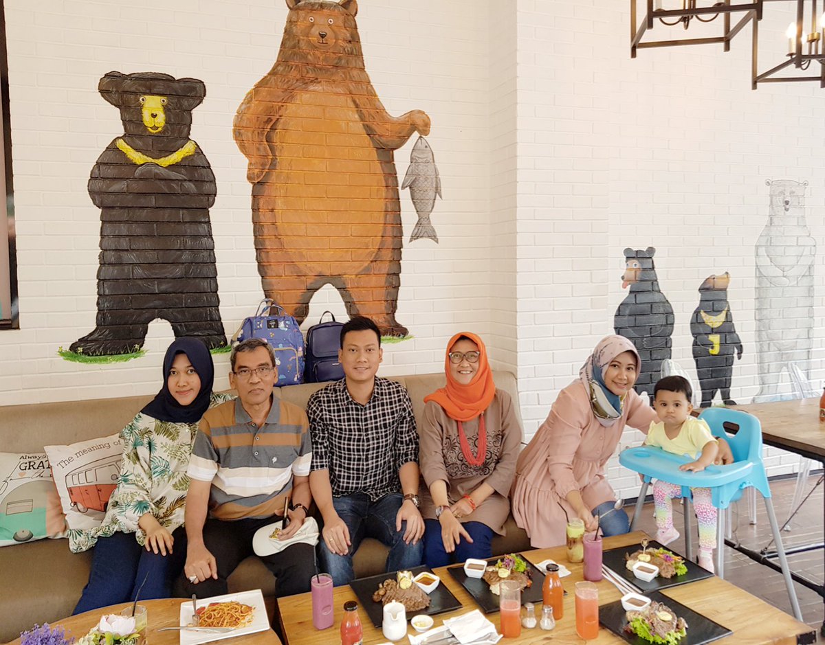 bintang_asmanda's tweet photo. Acara Keluarga dlm rangka ulang tahun pertama gita. Terima kasih Eyangti &amp; Eyangkung atas dukungannya sbg sponsor utk makan2 di Roaster and Bear Restaurant ini hehehe :) https://t.co/6aktprJKbK