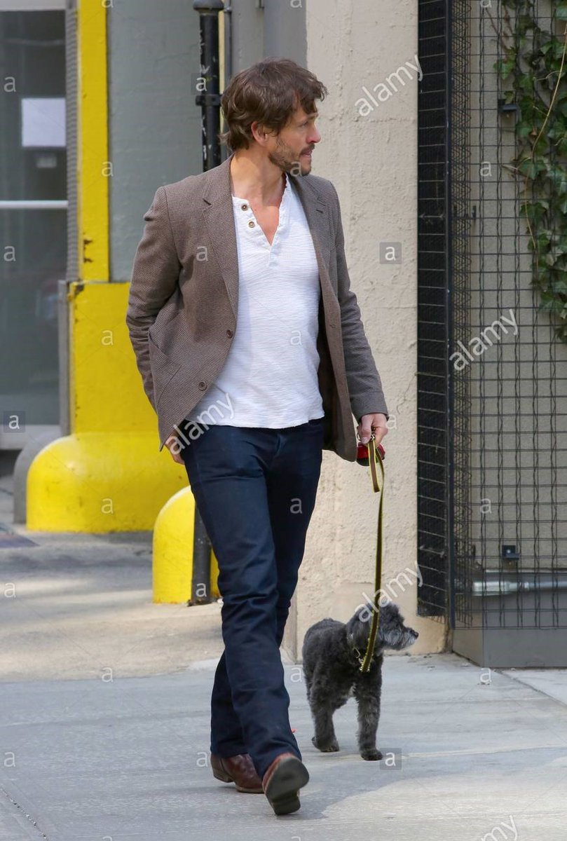 hughdoingthings's tweet photo. Hugh Dancy walking his dog. Happy #NationalDogDay 🐶💗 https://t.co/YIsAKBjY3q