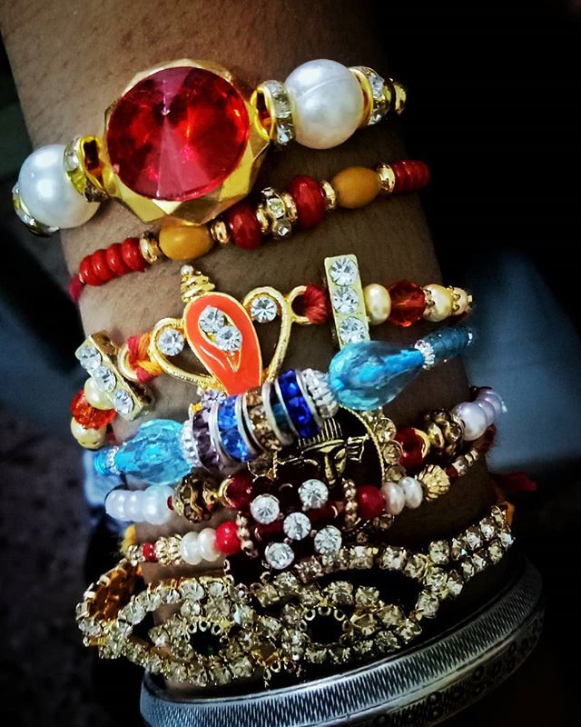 desiTraveler's tweet photo. Behna Nay Bhai Kee Kalai, pay Pyar Bandha hai, Pyar kee ek door say Sansaar Bandha hai.... #RakshaBandhan

#Rakhi2018

#rakhi

#RakhiWithKhaki

#festivalsofindia

#desi_diaries

#mobilephotography

#_coi

#_moi

#travelphotography

#familytime

#siblings… https://t.co/7AZhskQU1r https://t.co/RGBjFmO0V9