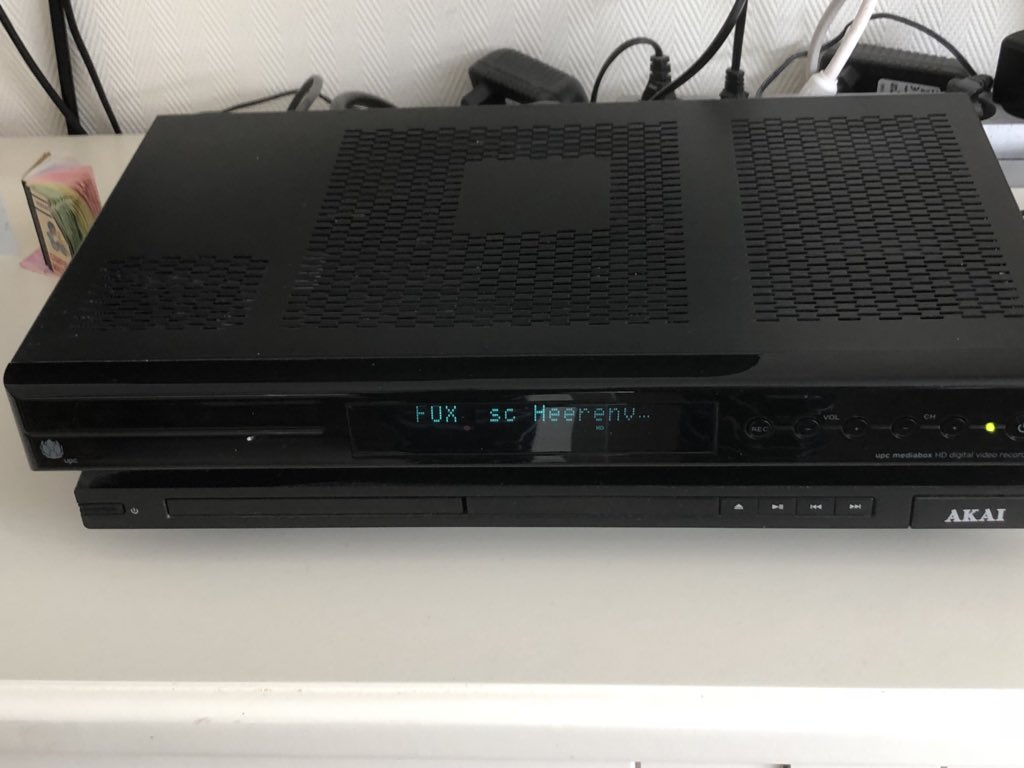 drie stapel Terughoudendheid Ziggo on Twitter: "@laradeboer Haha klopt helemaal hoor! De box die je  thuis in gebruik hebt, is een HD DVR Cisco mediabox. Met deze box kun je 2  programma's opnemen als de