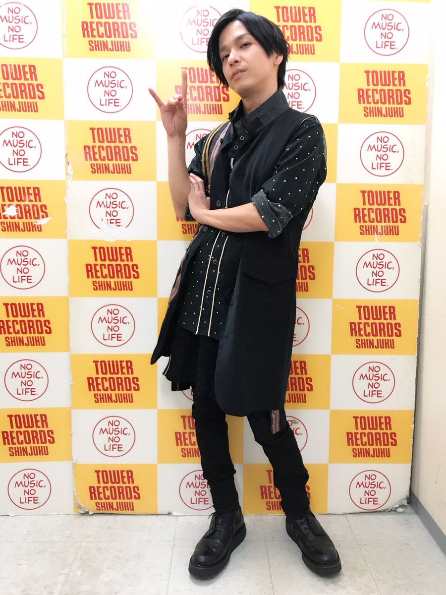 Akihide Official Twitter પર こんばんは Akihideサン リリースイベント全会場終了です そんなakihideサンからメッセージと写真届いたよ イベント楽しく終了しました ありがとう 髪色変えて 新たな ソロ の旅が始まる Naked Moonツアー 今からココロ踊って