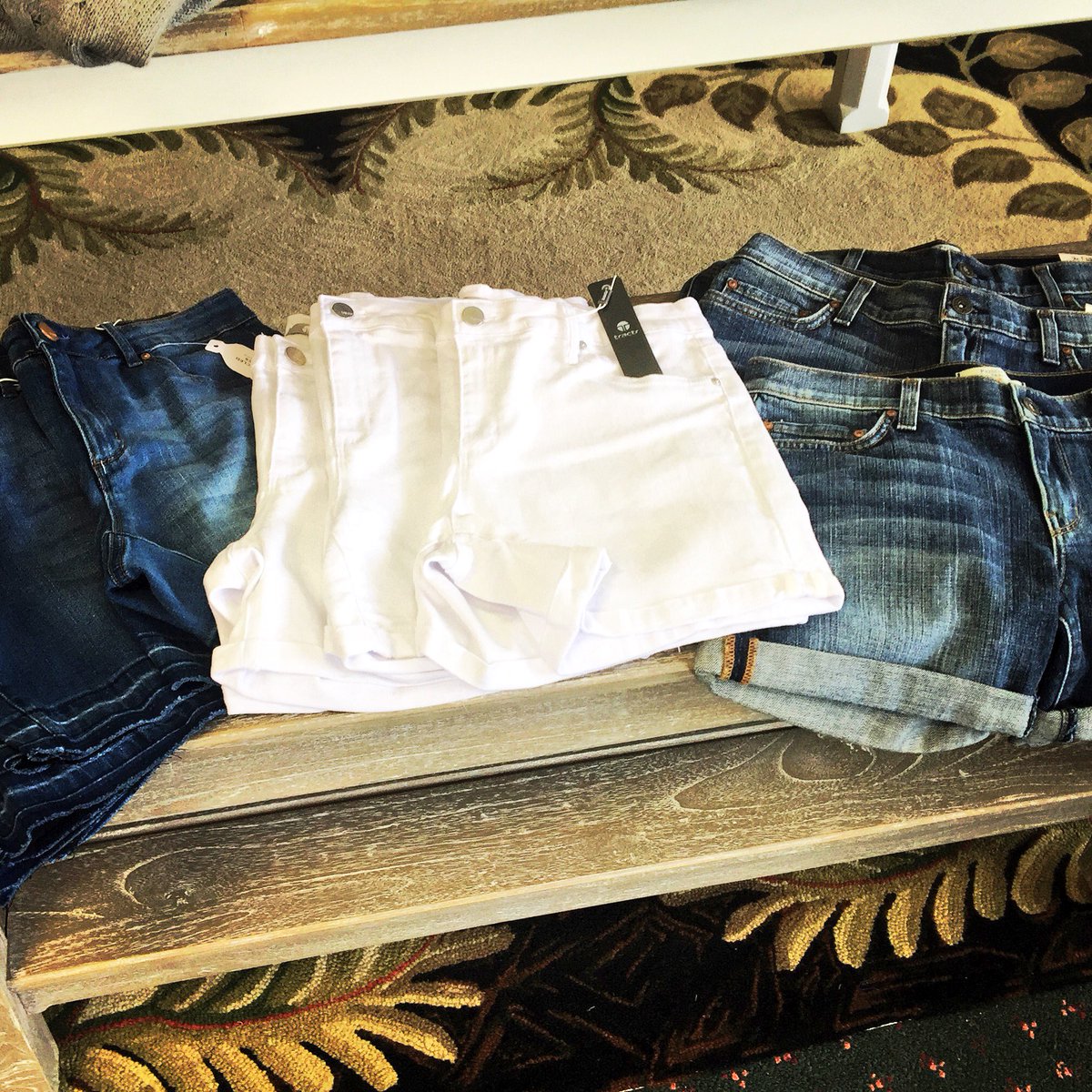 LadyPsBoutique1's tweet photo. Oh, why helllllooo jean shorts! All of ours are 30% off right now! #ladypsboutique #newlondonnh #shoplocal #igersnh #iheartnh #Fashionista https://t.co/n5EyjbaDEi