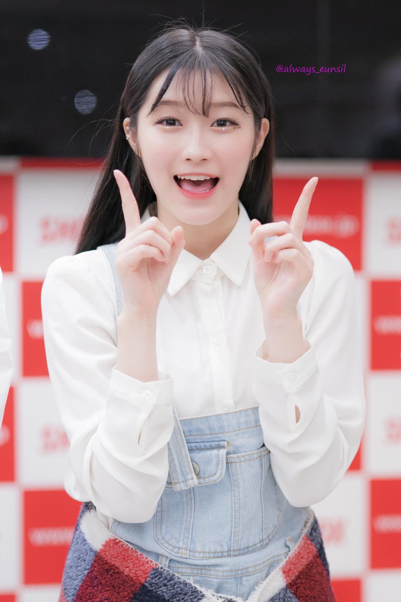 always_eunsil's tweet photo. 171024 showbox
いつもかわいいウンシルちゃんの
かわいいいっぱ～ん💕

@Drbent7_1
#칠학년일반 #은실 #七學年一班 #7学年1班 #なながく #ナナガク #うんしる #ウンシル #なながくしまい #かわいいすえっこ #きょうもかわいいうんしるちゃん https://t.co/X4DemRsNrq