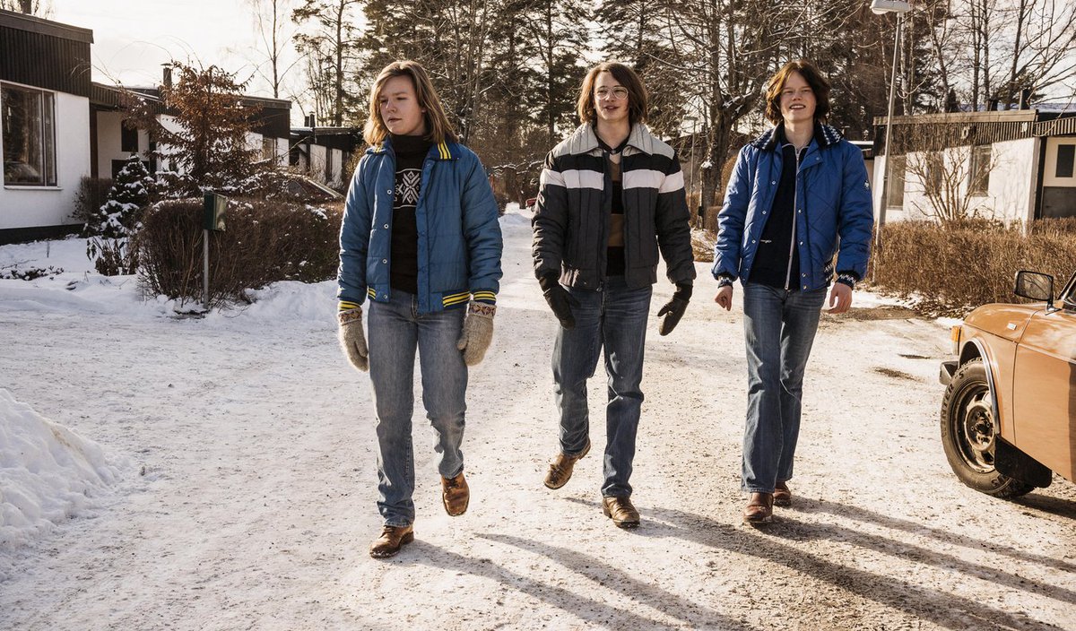 antonforsdik's tweet photo. Smygtitt: De dagar som blommorna blommar
Missa inte Jonas Gardells nya serie om vännerna Erik, Mikael och Benny som växer upp tillsammans i ett kedjehusområde utanför Stockholm på 1970-talet #dedagarsomblommornablommar
https://t.co/zWhsK2W1Ue https://t.co/QbkLTVXHlw