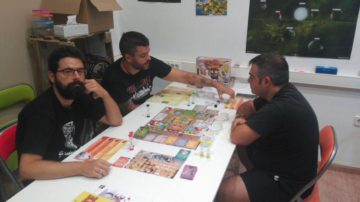 dandojuegoAB's tweet image. Y esta mañana en la sede...#KitchenRush ,#Sagrada, #Gloom, #DragonCastle y #LandUnter #juegosdemesa #boardgames .No nos hemos olvidado seguimos esperándote. si estás por #Albacete vente a jugar con nosotros
