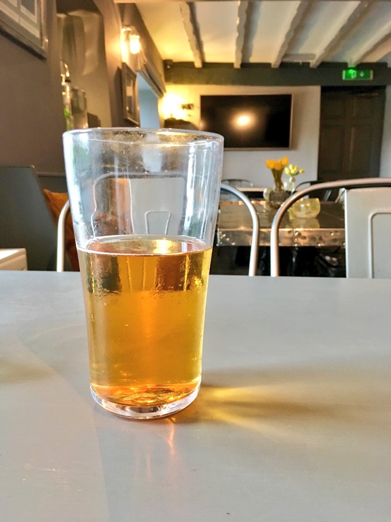 Cinio dydd Sul a peint o Flodeuwedd gan <a href="/BragdyLleu/">Bragdy Lleu</a> yn Y Llechan, Tal-Y-Bont p’nawn ma. A fantastic Sunday lunch and a pint of Blodeuwedd by Bragdy Lleu in <a href="/theslatetweets/">The Slate</a>, Tal-Y-Bont this afternoon.