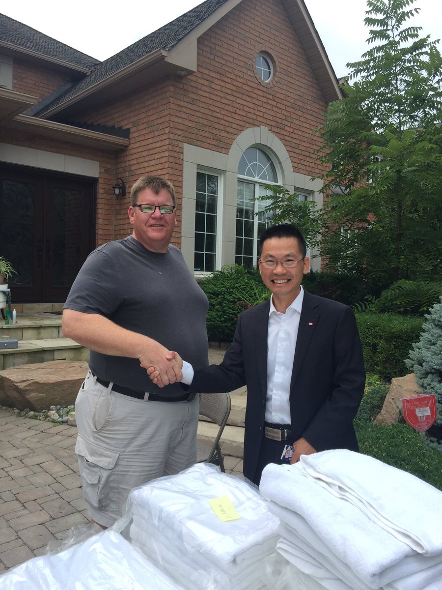 CharlesJiang25's tweet photo. Great to mingle with residents of Cachet Woods Community at the garage sale, I heard great feedbacks on various city matters. Residents are ready for change at the city council.
#MarkhamVotes #MarkhamProud #ChooseMarkham #LoveMarkham #MarkhamWard2 #onpoli #Cdnpoli https://t.co/Duitd1vO9w