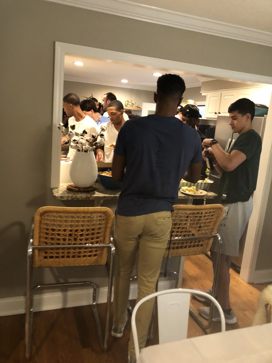 spenser_pasqua's tweet image. I live for this. There is nothing better than being at home with our family and team. #pasquad #swuhoops