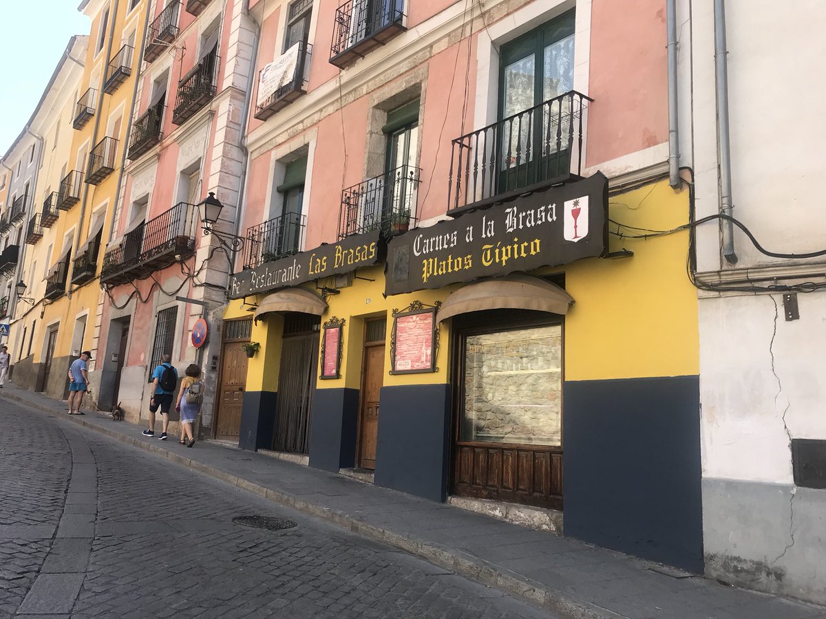 Sergi_Valverde's tweet photo. Y que nadie en el @aytocuenca le diga a este hostelero que tiene que respetar el color original de la fachada y que no la puede pintar como él quiera dice mucho de cómo se respeta en esta ciudad el patrimonio ... https://t.co/eLK4y9wMSN